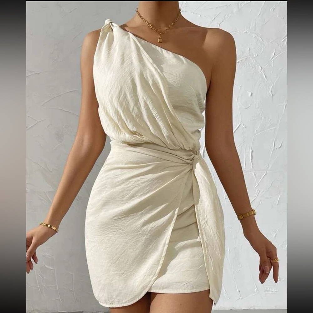 Should knot dress. Only worn once.